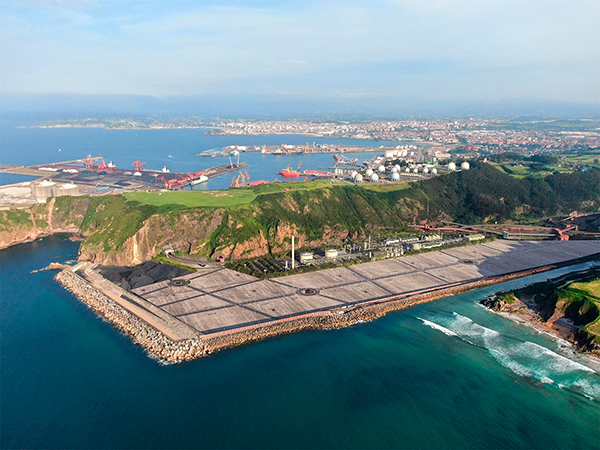 Imagen virtual del proyecto Hyfive Musel para la producción de metanol verde en el Puerto de Gijón.