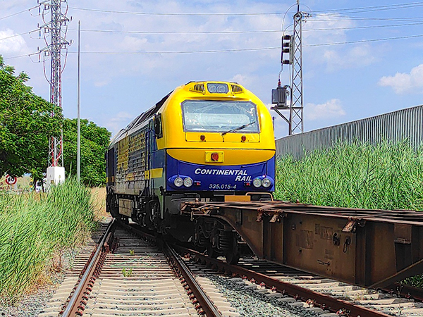 Una locomotora de Continental Rail transitando por las vías del puerto de Sevilla.