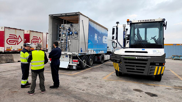 Tractor de terminal en la instalación de Grimaldi repostando hidrógeno.