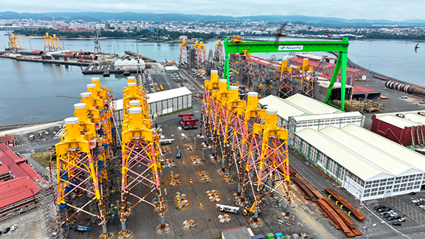 Imagen de 'jackets' en las instalaciones de Navantia en el puerto de Ferrol.