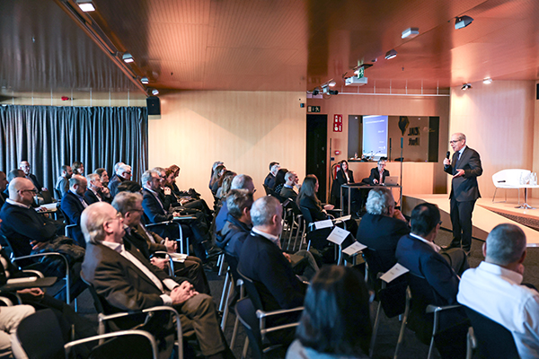 José Alberto Carbonell, presidente del Port, dirigiéndose a los miembros del Consejo Rector.