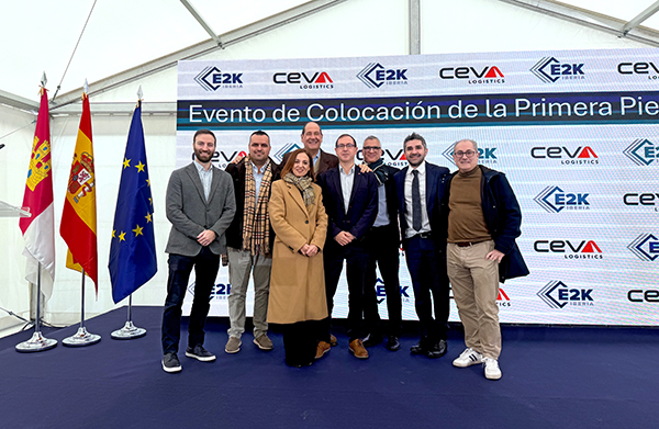 Imagen del acto de colocación de la primera piedra del nuevo centro logístico de CEVA en Tórtola de Henares. 