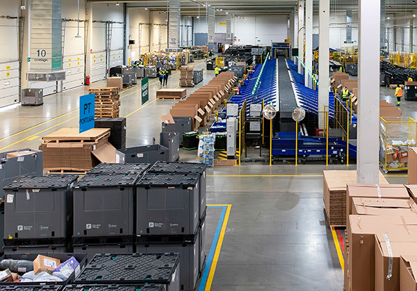 La plataforma incorpora tecnología de última generación, incluyendo dos nuevos crossbelt sorters con capacidad para clasificar automáticamente y de trabajar con más de 86 destinos de manera simultánea. 