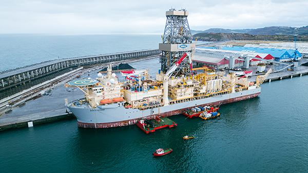 Imagen del buque "Noble Voyager" en la dársena exterior de A Coruña.