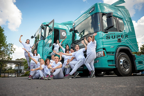 Imagen de la iniciativa "Mujeres al volante de un Scania, jornada que se realiza en Argentina con motivo del 8M para vivir la experiencia de conducir un camión. 