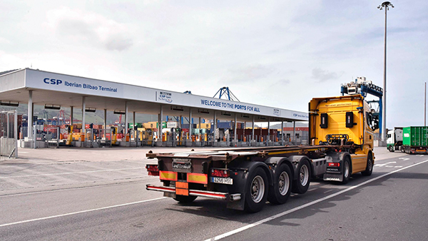 El puerto de Bilbao registra cerca de camiones anuales.
