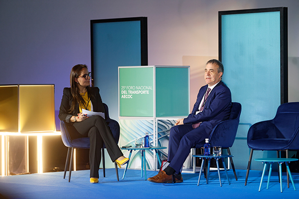 María Tena, directora de Logística de Aecoc, y Jean-Louis Colson, jefe de Unidad en la Dirección General de Movilidad y Transporte de la Comisión Europea.