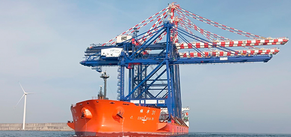 Imagen de la llegada al puerto de Bilbao de la nueva grúa STS de CSP Spain.