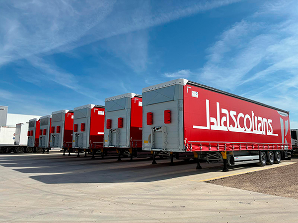 Imagen de algunos de los nuevos semirremolques de lona comprados por Blascotrans.