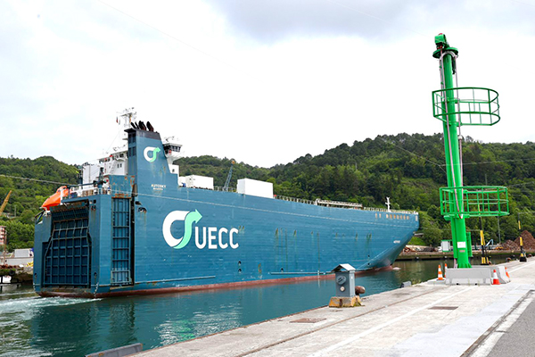 Imagen de un buque de UECC en el puerto de Pasaia.