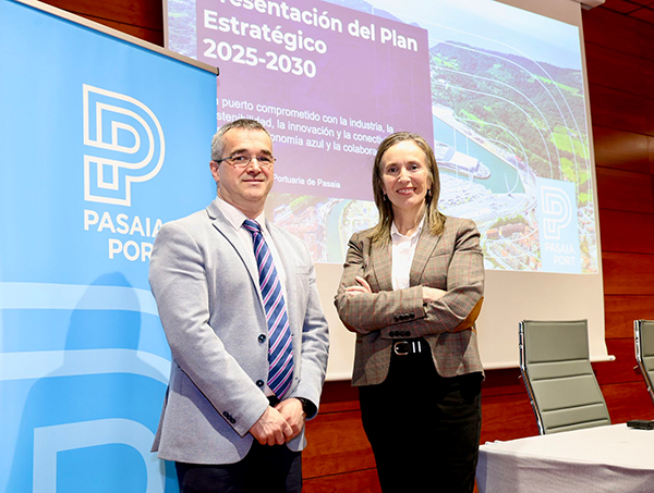El director de la Autoridad Portuaria de Pasaia, David Candelario, junto con la presidenta, Izaskun Goñi.