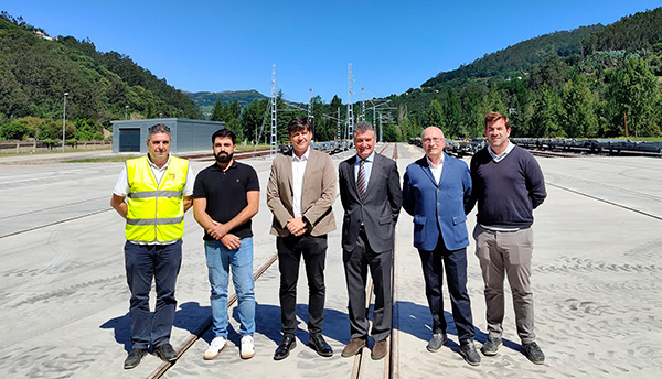 Alredo Alegría junto con el consejero Sanchez, acompañados de directivos de la compañía asturiana, en la estación intermodal de Mieres.