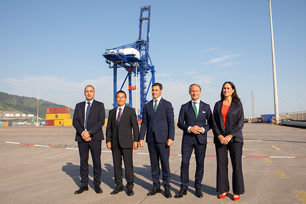 Juan Ortí y Guoquian Shi, de CSP Spain, junto con Imanol Pradales, Ivan Jimenez y Gallego.