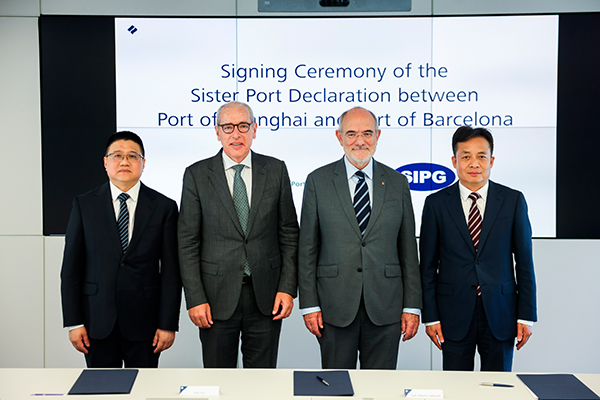De izquierda a derecha; Xiao Hoy, director general de la SMTC; José Alberto Carbonell, presidente del Puerto de Barcelona; Jaume Duch, consejero de Unión Europea y Acción Exterior de la Generalitat de Cataluña; y Yang ZhiYong, vicepresidente de SIPG, en el acto de firma.