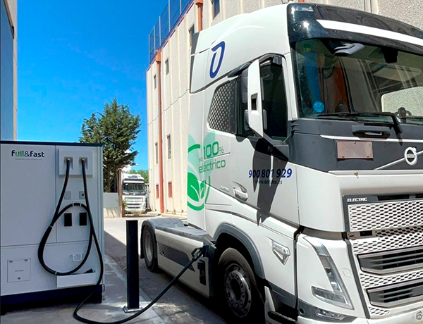Imagen de una recarga con el equipo de ullast a una cabeza tractora eléctrica de Ontime.