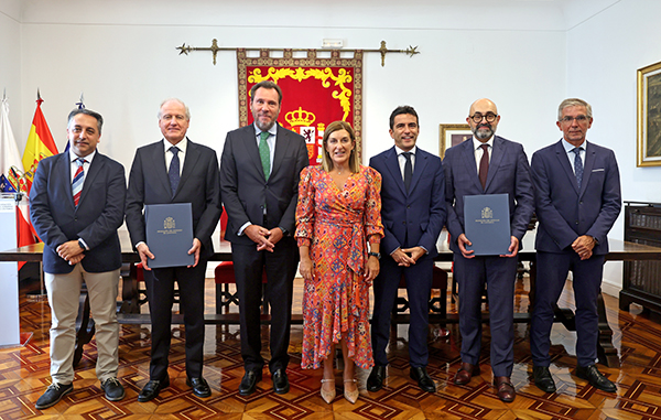 El ministro Oscar Puente junto con la presidenta del gobierno de Cantabria, María José Saenz de Buruaga, el presidente del puerto de Santander, César Diaz, y otros responsables del ministerio y del ejecutivo regional.