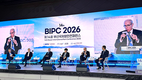 José Alberto Carbonell interviniendo en la Conferencia Internacional Portuaria de Busan.