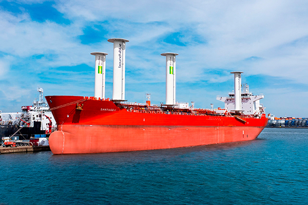 El buque Santiago I de Marflet Marine, equipado con cuatro velas eléctricas bound4blue eSAILs® de 22 metros tras su instalación en el astillero EDR de Amberes.