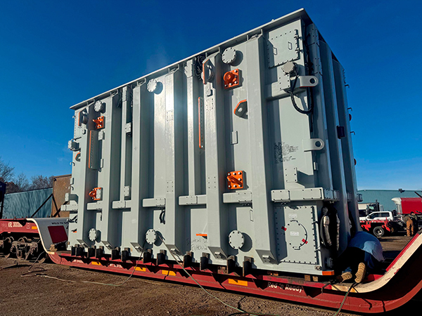Imagen de una operativa en Estados Unidos de Erhardt Projects con un transformador transportado en ferrocarril.